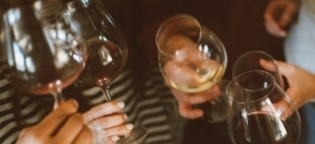 Terre di Siena      Cosa fare     Wedding     MICE     I luoghi     Pianifica il tuo viaggio     Eventi     Inglese  Vedi Evento  Vedi tutti gli Eventi 10/08/2023 Calici di Stelle  Vino e cultura nella Notte di San Lorenzo. Torna “Calici di Stelle” l’iniziativa che propone ad enoappassionati, turisti e cittadini un programma originale che associa offerta culturale e vino proponendo appuntamenti per tutti i gusti. Promosso dall’Associazione Nazionale Città del Vino, di cui il Comune di Siena è uno dei soci fondatori, in collaborazione con il Movimento Turismo del Vino, il programma dell’edizione 2023 mette in calendario una serie di iniziative per andare incontro ai gusti più diversi.  PROGRAMMA  Museo Civico di Siena Orario: 21:00 - 24:00 Visita gratuita al Museo Civico situato nel suggestivo Palazzo Pubblico. Potrai ammirare una vasta collezione di opere d'arte senese, tra cui gli affreschi di Simone Martini e Duccio di Buoninsegna. Le sale principali del Palazzo saranno aperte per la visita: sala del Risorgimento, sala del Mappamondo, sala della Balia, sala del Concistoro, Sala dei Nove e Sala dei Pilastri fino alla Loggia dei Nove.  Concerto al Teatro dei Rozzi Orario: 21:15 Descrizione: Concerto speciale in onore del maestro Bruno Giuranna, violista e direttore d'orchestra, che festeggia i suoi 90 anni. Il concerto si terrà al Teatro dei Rozzi ed è parte del programma della Chigiana International Festival & Summer Academy 2023 della Fondazione Accademia Musicale Chigiana. L'ingresso è a pagamento.  Osservazione astronomica all'Orto dei Tolomei Orario: 21:30 - 24:00 Descrizione: Per gli amanti delle stelle, l'evento di osservazione astronomica notturna si svolgerà presso l'Orto dei Tolomei in collaborazione con l'Unione Astrofili Senesi. L'accesso è gratuito.  Degustazione di vini alla Fortezza Medicea Orario: 19:00 - 24:00 Descrizione: La Fortezza Medicea aprirà le sue porte per offrire una degustazione di vini a cura dell'Associazione Nazionale Città del Vino. L'ingresso è a pagamento.  Santa Maria della Scala Orario: 21:00 - 24:00 (ultimo ingresso ore 23:15) Descrizione: L'edificio di Santa Maria della Scala sarà straordinariamente aperto al pubblico, consentendo di visitare il livello di piazza Duomo e le mostre temporanee "Aldo Mondino. Start. Un incessante inizio" e "Raggioverde". Durante la visita, sarà possibile godere di accompagnamento musicale e di gin tonic sotto le stelle, il tutto con ingresso gratuito.